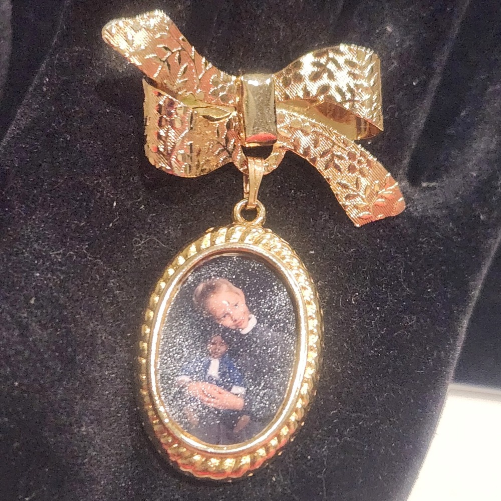 Vintage Gold Tone Bow Brooch with Oval Photo Frame Pendant Charm - Picture 2 of 10